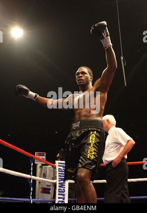 Audley Harrison feiert seinen Sieg über George Arias während ihres internationalen Schwergewichts-Bout in der Manchester Evening News Arena, Manchester. Stockfoto