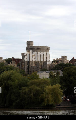 Royal Windsor Wheel - Alexandra Gardens. Ein generisches Foto von Windsor Castle in den Bergen. Stockfoto