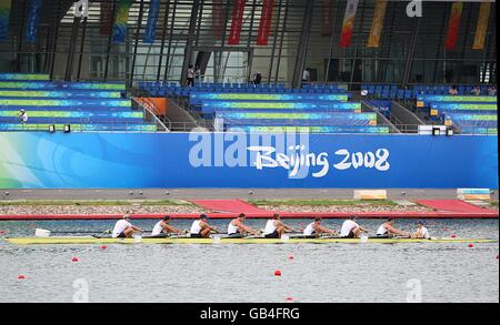 Die acht britischen Männer trainieren im Shunyi Olympic Rowing Park, Peking, China, vor den Olympischen Spielen in Peking 2008. Stockfoto