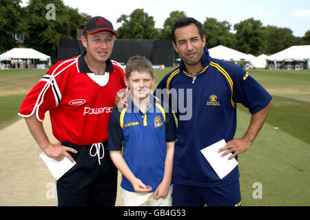 Cricket - National Cricket League Division One - Surrey / Glamorgan. Maskottchen Elliott Daly mit Surreys Kapitän Adam Hollioake und Glamorgans Robert Croft Stockfoto