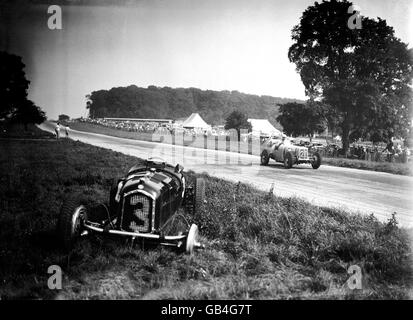 Birabongse Bhanutej Bhanubandh von Siam (B Bira) Übergibt Austin Dobsons abgestürzten Alfa, als er Starkey's hinunterfliegt Hill in seiner ÄRA Stockfoto