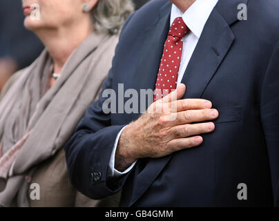 Familien von Opfern des 11. September besuchen ein Gedenkkonzert anlässlich der tragischen Ereignisse vor sieben Jahren am Grosvenor Square im Zentrum von London. Stockfoto