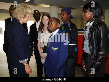 Die Herzogin von Cornwall trifft Mitglieder und junge Reiter im Ebony Horse Club in Brixton, London, darunter von links Reiter und Jugendarbeiter (verdeckt) Arron Kiwanie, Jugendarbeiter Harry Davis, Reiter Chloe Rice, Reiter Ransford 'Junior' Reid. Stockfoto