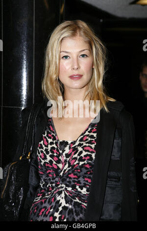 Rosamund Pike nimmt an der Weltpremiere von „The Boy in the Striped Pyjamas“ im Curzon Mayfair im Zentrum von London Teil. Stockfoto
