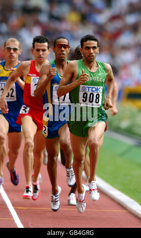 Leichtathletik - IAAF Leichtathletik-Weltmeisterschaften - Paris 2003 - 1500-m-Lauf der Männer. Der Marokkaner Hicham El Guerrouj (908) führt das Feld an Stockfoto