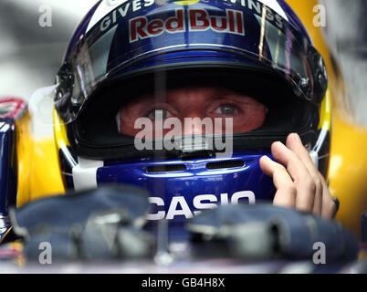 Der britische David Coulthard sitzt in seinem Auto während einer Trainingseinheit in Monza, Italien. Stockfoto