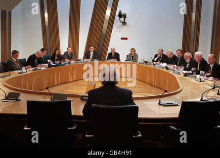 Der ehemalige erste Minister Henry McLeish gibt vor der Calman-Kommission im schottischen Parlament in Edinburgh Beweise über die Zukunft der Dezentralisierung in Schottland. Stockfoto