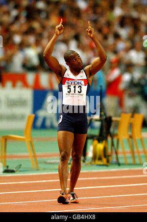 Leichtathletik - IAAF Leichtathletik-Weltmeisterschaften - Paris 2003 - 100-m-Finale der Männer. Der britische Darren Campbell feiert den Gewinn der Bronzemedaille auf den 100 m Stockfoto