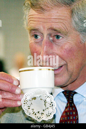 Der Prinz von Wales besucht während eines Besuchs in Morpeth in Northumberland die Einsatzkräfte der Morpeth Fire Station, nachdem es am letzten Wochenende stark geregnet hatte. Stockfoto