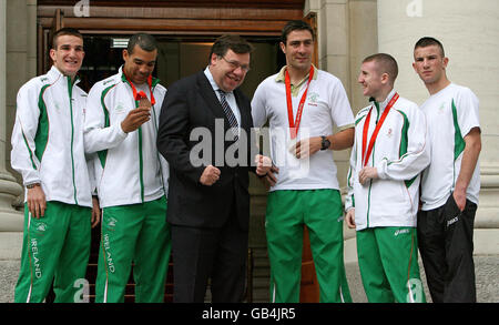 FOTO Taoiseach Brian Cowen (Mitte) trifft Irlands Olympiaboxer (von links nach rechts) John Joe Nevin, Darren Sutherland, Ken Eagan, Paddy Barnes und John Joe Joyce, bevor sie und ihre Familien heute in Regierungsgebäuden in Dublin empfangen. Stockfoto