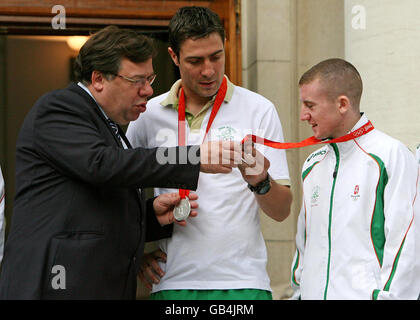 Brian Cowen trifft Olympia-Boxer Stockfoto