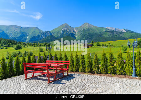 Picknick-Tisch auf Zdiar Dorf mit Blick auf Tatry Bielskie Berge im Sommer, Slowakei