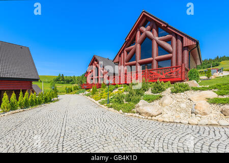 Holzhäuser in Straße von Zdiar Dorf im Tatra-Gebirge im Sommer, Slowakei Stockfoto