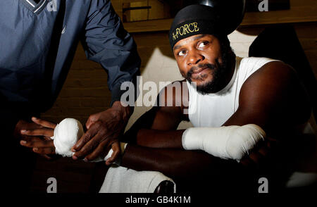 Boxen - Audley Harrison Media Work-Out - Moss Side Fire Station. Boxerin Audley Harrison bereitet sich auf ein Training während eines Medientrainings in der Moss Side Fire Station in Manchester vor. Stockfoto