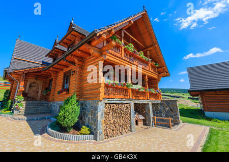 Hohe Tatra, Slowakei - 13. Juni 2015: typisches Holzhaus in Zdiar Dorf. Viele Menschen bauen Häuser im traditionellen mountai Stockfoto