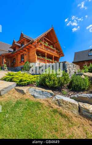 Hohe Tatra, Slowakei - 13. Juni 2015: typisches Holzhaus in Zdiar Dorf. Viele Menschen bauen Häuser im traditionellen mountai Stockfoto