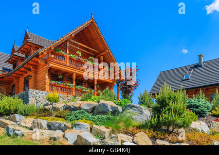 Hohe Tatra, Slowakei - 13. Juni 2015: typisches Holzhaus in Zdiar Dorf. Viele Menschen bauen Häuser im traditionellen mountai Stockfoto