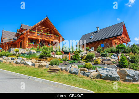 Typische hölzerne Häuser in Zdiar Dorf in der hohen Tatra, Slowakei Stockfoto