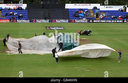 Der Glamorgan Bodenpersonal kämpft mit Wind und Regen während einer Spielpause im fünften One Day International im SWALEC Stadium in Cardiff. Stockfoto