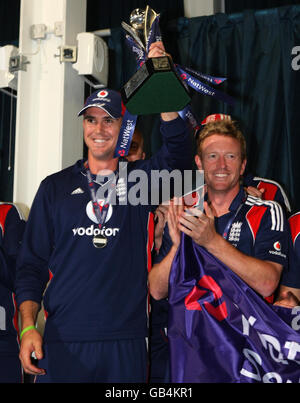 England Kapitän Kevin Pietersen zusammen mit Paul Collingwood, hält die NatWest One Day Series Trophy nach dem verlassenen Fifth One Day International im SWALEC Stadium in Cardiff. Stockfoto