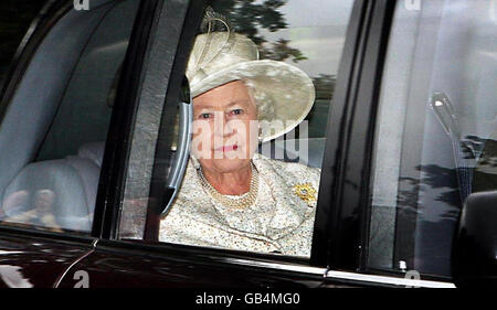 Die britische Königin Elizabeth II. Kommt zur Crathie Church in Crathie Kirk, Aberdeenshire, um an der Sonntagspredigt teilzunehmen. Stockfoto