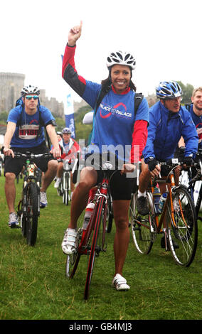 Dame Kelly Holmes begleitet 3,000 weitere Radfahrer auf einer 45 Meilen langen Radtour vom Buckingham Palace im Zentrum von London nach Windsor Castle, um Geld für die Jugendhilfe Prince's Trust zu sammeln. Stockfoto