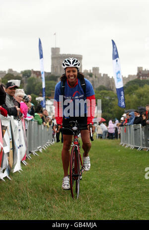 Dame Kelly Holmes begleitet 3,000 weitere Radfahrer auf einer 45 Meilen langen Radtour vom Buckingham Palace im Zentrum von London nach Windsor Castle, um Geld für die Jugendhilfe Prince's Trust zu sammeln. Stockfoto