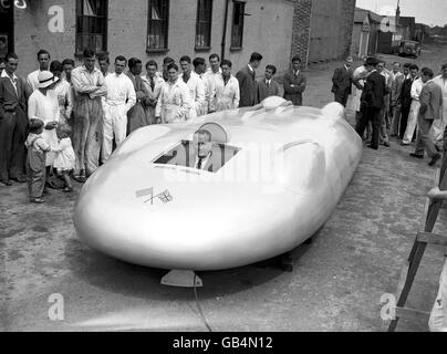 John Cobb sitzt im Cockpit seines Railton-Mobil Special, das innerhalb von zwei Monaten nach Aufnahme dieses Bildes den Weltgeschwindigkeitsrekord brechen würde Stockfoto