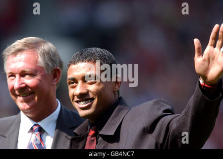 Fußball - FA Barclaycard Premiership - Manchester United / Bolton Wanderers. Manchester United's neuer Unterzeichner Kleberson (r) und Manager Sir Alex Ferguson (l) Stockfoto