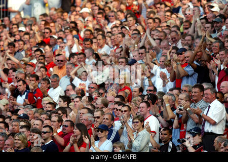 Fußball - FA Barclaycard Premiership - Manchester United / Bolton Wanderers. Manchester United Fans Stockfoto