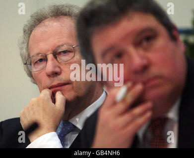 Der ehemalige schottische erste Minister Henry McLeish (links) spricht auf einer Konferenz über die Zukunft von Gefängnissen nach einem Bericht der Scottish Independent Prisons Commission, Dynamic Earth, Edinburgh. Stockfoto