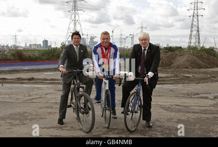 London Organizing Committee for the Olympic Games, Vorsitzender SebCoe, links, britischer dreifacher Goldmedaillengewinner Chris Hoy und Bürgermeister von London Boris Johnson besuchen den Standort des neuen London 2012 VeloPark, der die Radsportveranstaltungen bei den Olympischen Spielen 2012 in London ausrichten wird. Stockfoto