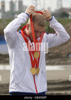 Der britische dreifache Goldmedaillengewinner Chris Hoy bei einem Besuch auf dem Gelände des neuen London 2012 VeloPark, der die Radsportveranstaltungen bei den Olympischen Spielen 2012 in London ausrichten wird. Stockfoto