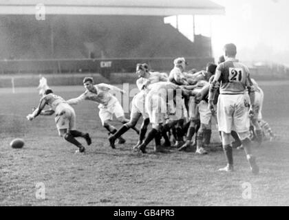 DH Phillips (l) von Harlekinen verliert den Ball, während er es versucht Um ihn auf den Rücken zu bekommen Stockfoto