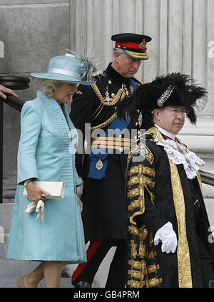 Der Prinz von Wales (Mitte) und die Herzogin von Cornwall verlassen einen Gottesdienst zum Gedenken an Militärangehörende und Frauen, die in Nordirland während der Militäroperation Banner in der St. Paul's Cathedral, London, dienten. Stockfoto