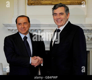 Der britische Premierminister Gordon Brown begrüßt den italienischen Premierminister Silvio Berlusconi bei einem Treffen in der Downing Street, London, unter der Nummer 10. Stockfoto