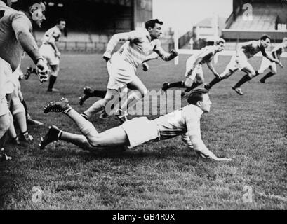 Cambridge University Scrum Half AA Mulligan bringt den Ball weg Von einem Gedränge Stockfoto