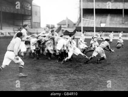 DH Phillips (r) von Harlekinen füttert seinen Rücken von einem Gedränge In der Nähe der Cambridge University Try Line Stockfoto