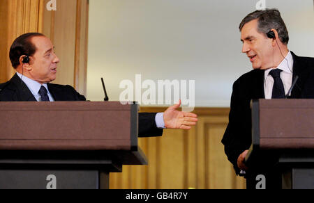 Premierminister Gordon Brown hält eine Pressekonferenz mit dem italienischen Premierminister Silvio Berlusconi an der Nummer 10, Downing Street, London. Stockfoto