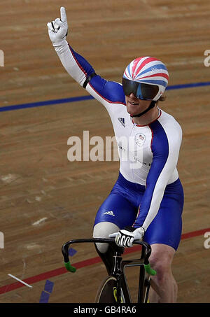 Der britische Jody Cundy feiert seine Goldmedaille im Velodrom Laoshan bei den Paralympischen Spielen in Peking 2008 in China. Stockfoto