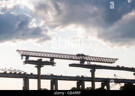 Bayonne Brücke verbindet Staten Island, New York, links rechts, nach Bayonne im Hudson County New Jersey, in den Kill Van Kull auf Donnerstag, 30. Juni 2016 zu sehen. 151 Fuß hohe Brücke wird derzeit auf 215 Füße angehoben, damit die großen Containerschiffe, insbesondere der Panamax-Klasse, die New Jersey-Terminals eingeben können. Das erste Panamax-Schiff durch den neu erweiterten Panamakanal vor kurzem angenommen. (© Richard B. Levine) Stockfoto