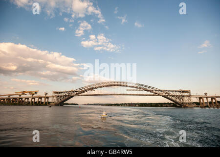 Bayonne Brücke verbindet Staten Island, New York, links rechts, nach Bayonne im Hudson County New Jersey, in den Kill Van Kull auf Donnerstag, 30. Juni 2016 zu sehen. 151 Fuß hohe Brücke wird derzeit auf 215 Füße angehoben, damit die großen Containerschiffe, insbesondere der Panamax-Klasse, die New Jersey-Terminals eingeben können. Das erste Panamax-Schiff durch den neu erweiterten Panamakanal vor kurzem angenommen. (© Richard B. Levine) Stockfoto