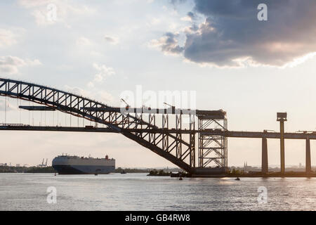 Bayonne Brücke verbindet Staten Island, New York, links rechts, nach Bayonne im Hudson County New Jersey, in den Kill Van Kull auf Donnerstag, 30. Juni 2016 zu sehen. 151 Fuß hohe Brücke wird derzeit auf 215 Füße angehoben, damit die großen Containerschiffe, insbesondere der Panamax-Klasse, die New Jersey-Terminals eingeben können. Das erste Panamax-Schiff durch den neu erweiterten Panamakanal vor kurzem angenommen. (© Richard B. Levine) Stockfoto