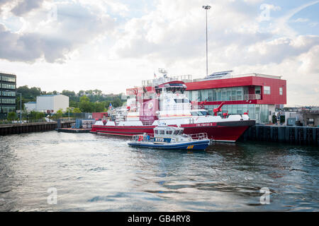 Marine Unternehmen 9 FDNY und NYPD Boote in StatenIsland Heimathafen am Donnerstag, 30. Juni 2016 in New York.  (© Richard B. Levine) Stockfoto