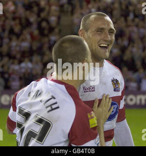 Rugby League - Engage Super League Elimination Play-Off - Wigan Warriors gegen Bradford Bulls - Stobart Stadium. Gareth Hock von Wigan feiert, nachdem sein Team Bradford während des Engage Super League Elimination Play-off im Stobart Stadium, Widnes, besiegt hatte. Stockfoto