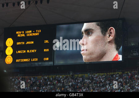 Jason Smyth, Irlands Republik, feiert den Gewinn einer Goldmedaille im 100-M-T13-Finale der Männer in einer Weltrekordzeit von 10.62 im Nationalstadion während der Paralympischen Spiele in Peking 2008, China. Stockfoto