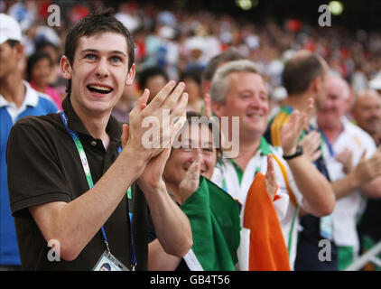 Jason Smyth, Irlands Republik, feiert den Gewinn einer Goldmedaille im 100-M-T13-Finale der Männer in einer Weltrekordzeit von 10.62 im Nationalstadion während der Paralympischen Spiele in Peking 2008, China. Stockfoto