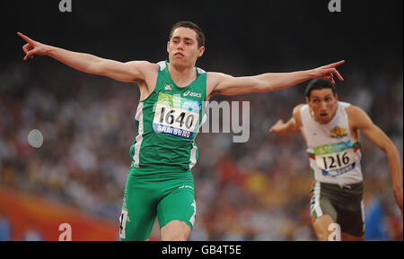 Jason Smyth, Irlands Republik, feiert den Gewinn einer Goldmedaille im 100-M-T13-Finale der Männer in einer Weltrekordzeit von 10.62 im Nationalstadion während der Paralympischen Spiele in Peking 2008, China. Stockfoto