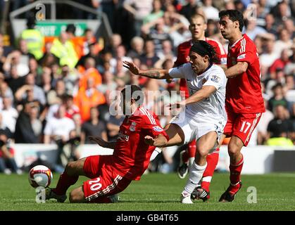 Carlos Tevez von Manchester United (Mitte) kämpft um den Ball, mit Alvaro Arbeloa von Liverpool (rechts) und Javier Mascherano. Stockfoto