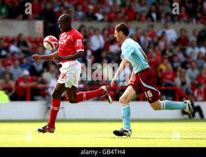 Fußball - Coca-Cola Football League Championship - Nottingham Forest / Burnley - City Ground. Guy Moussi von Nottingham Forest kontrolliert den Ball unter dem Druck von Chris McCann von Burnley Stockfoto